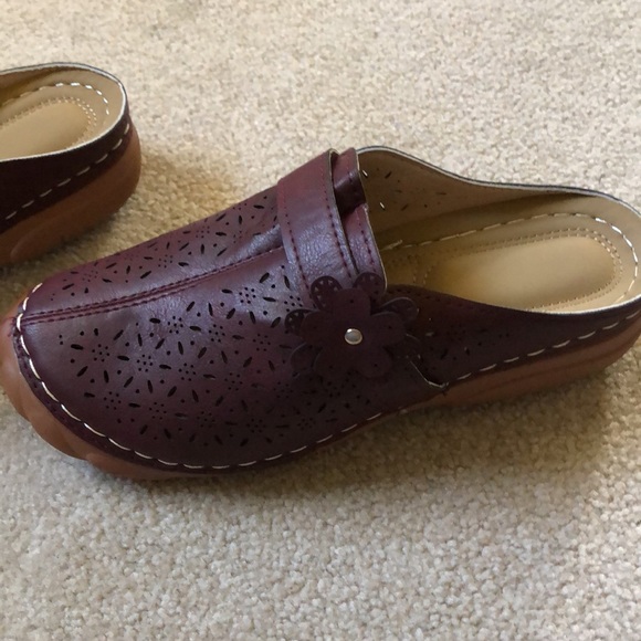 Clogs - Picture 3 of 5